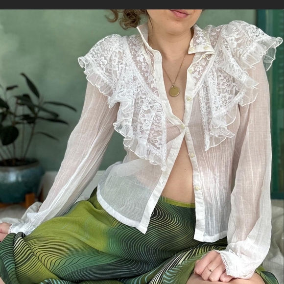 Delicate White Ruffle Lace Button-Up Blouse - Picture 3 of 9
